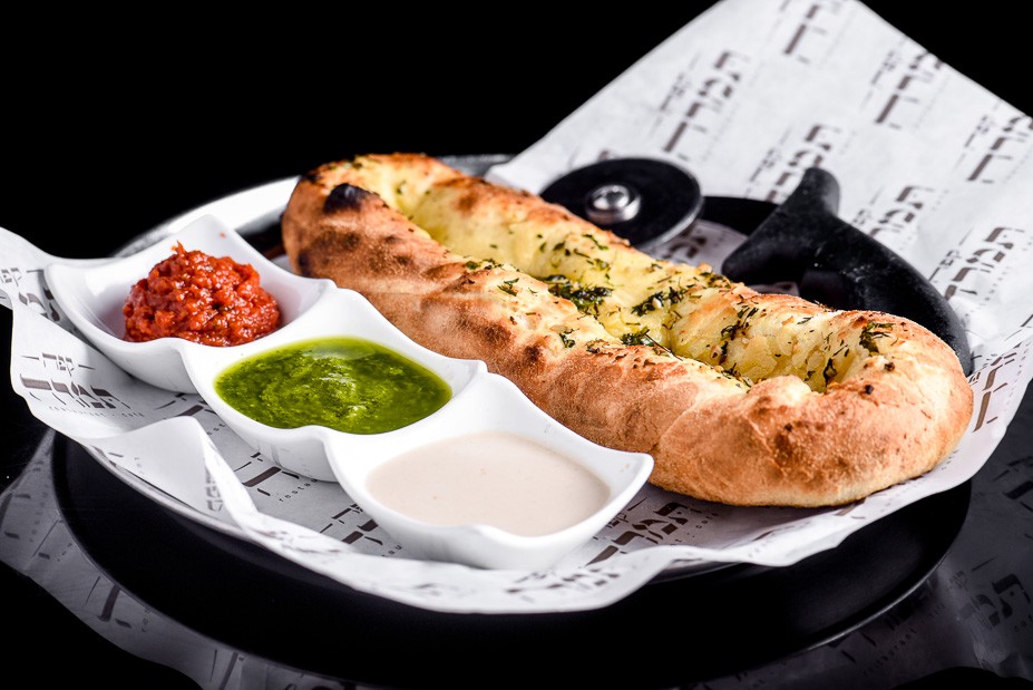 מגשי אירוח בירושלים- פוקצ'ה הבית חתוכה